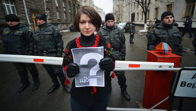 Участница акции Прошел год. Что сделала власть? в Киеве, Украина. Архивное фото