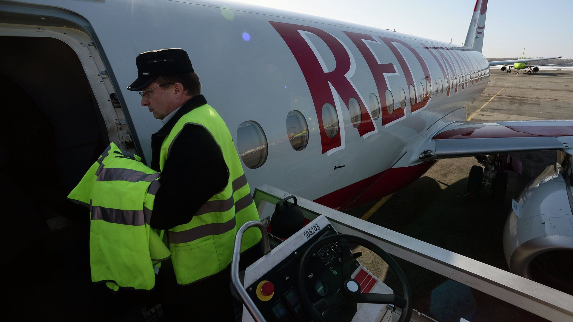 Передача в эксплуатацию самолета SSJ-100 авиакомпании Red Wings Передача в эксплуатацию самолета SSJ-100 авиакомпании Red Wings - РИА Новости, 1920, 15.04.2022