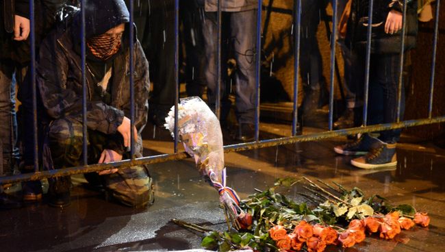 Люди несут цветы к месту убийства политика Бориса Немцова Люди несут цветы к месту убийства политика Бориса Немцова