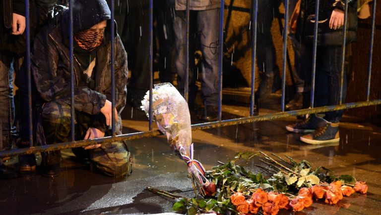 Люди несут цветы к месту убийства политика Бориса Немцова Люди несут цветы к месту убийства политика Бориса Немцова
