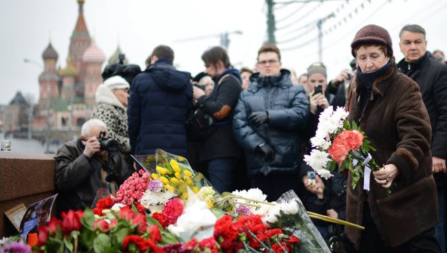 Горожане возлагают цветы на месте убийства политика Бориса Немцова Горожане возлагают цветы на месте убийства политика Бориса Немцова