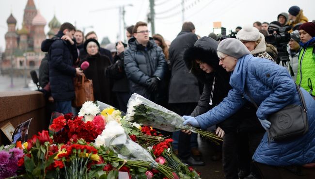 Горожане возлагают цветы на месте убийства политика Бориса Немцова Горожане возлагают цветы на месте убийства политика Бориса Немцова