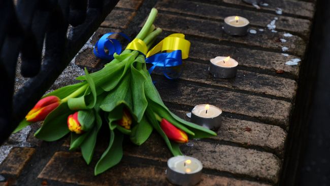 Цветы на месте убийства политика Бориса Немцова Цветы на месте убийства политика Бориса Немцова