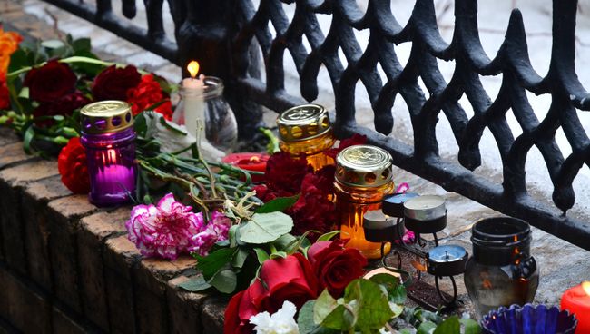 Цветы на месте убийства политика Бориса Немцова Цветы на месте убийства политика Бориса Немцова