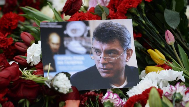 Цветы на месте убийства политика Бориса Немцова