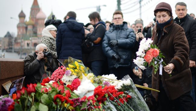 Цветы на месте убийства политика Бориса Немцова. Архивное фото Цветы на месте убийства политика Бориса Немцова. Архивное фото