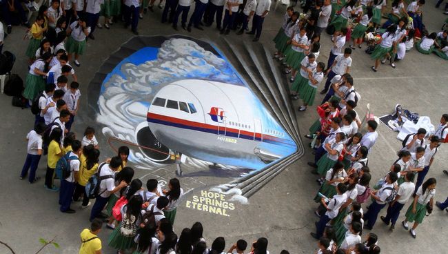 Школьники возле граффити, посвященного пропавшему рейсу MH370 компании Malaysia Airlines, Филиппины Школьники возле граффити, посвященного пропавшему рейсу MH370 компании Malaysia Airlines, Филиппины