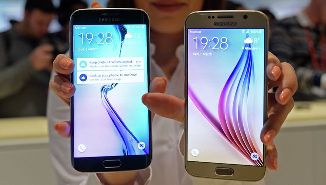 Смартфон Galaxy S6. Архивное фото Смартфон Galaxy S6. Архивное фото