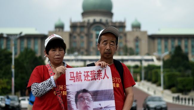 Родственники пассажиров пропавшего рейса MH370 авиакомпании Malaysia Airlines. Архивное фото Родственники пассажиров пропавшего рейса MH370 авиакомпании Malaysia Airlines. Архивное фото