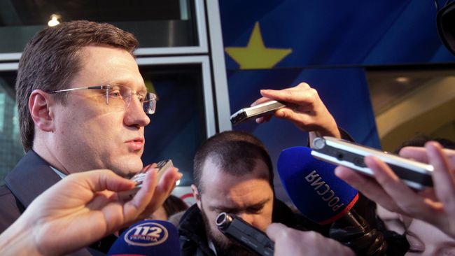 Министр энергетики РФ Александр Новак беседует с журналистами в Брюсселе