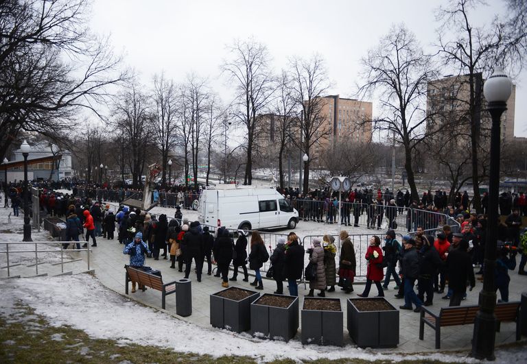 Жители Москвы во время церемонии прощания с политиком Борисом Немцовым в Сахаровском центре