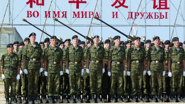 Российские военные на закрытии совместных российско-китайских учений Российские военные на закрытии совместных российско-китайских учений