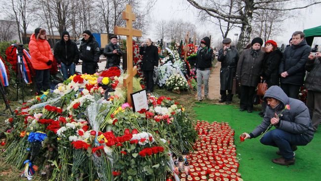 Жители Москвы на похоронах политика Бориса Немцова на Троекуровском кладбище