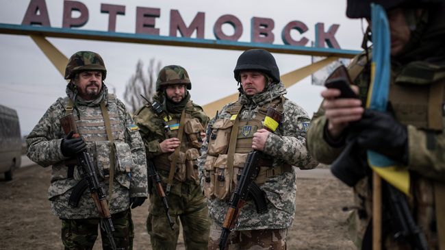 Украинские военнослужащие на окраине Артемовска, Донецкая область. Архивное фото Украинские военнослужащие на окраине Артемовска, Донецкая область. Архивное фото