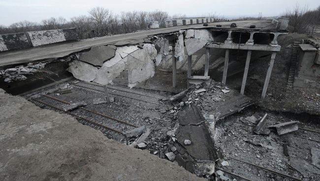 Разрушенный мост в Дебальцево, Украина
