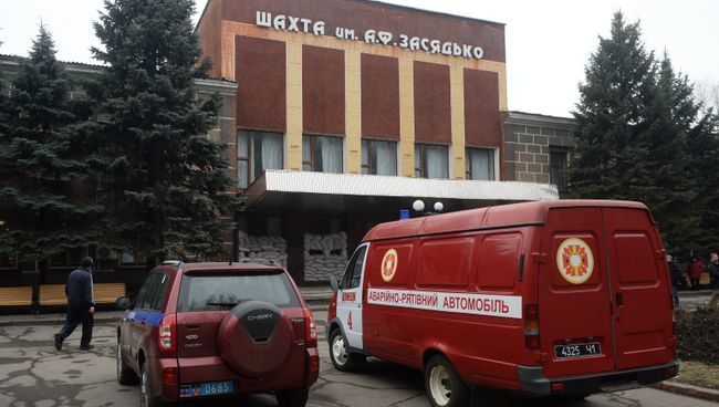 Прохожий у входа на шахту имени А.Ф. Засядько в Донецке Прохожий у входа на шахту имени А.Ф. Засядько в Донецке