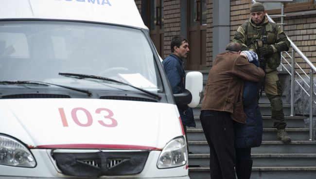 Взрыв на шахте Засядько. Близкие шахтеров возле шахты Взрыв на шахте Засядько. Близкие шахтеров возле шахты