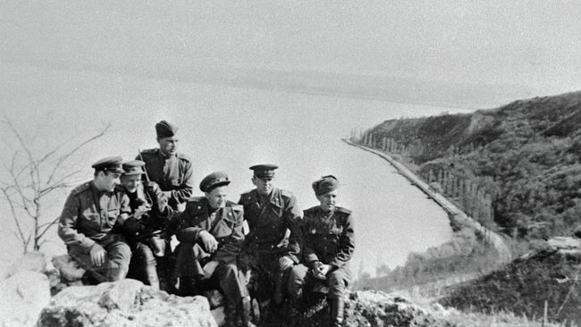 Солдаты и офицеры 3-го Украинского фронта на берегу озера Балатон. Март 1945 Солдаты и офицеры 3-го Украинского фронта на берегу озера Балатон. Март 1945