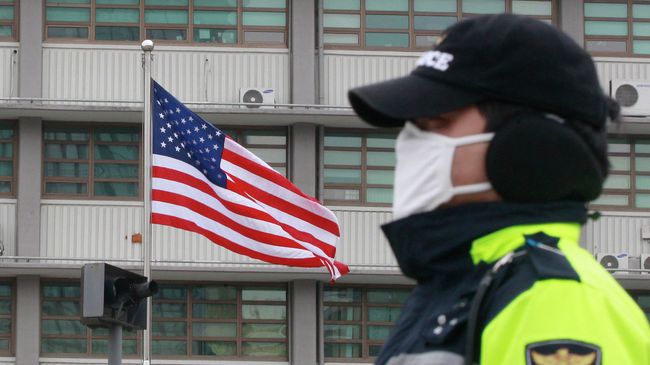 Полиция возле посольства США в Сеуле, Южная Корея Полиция возле посольства США в Сеуле, Южная Корея