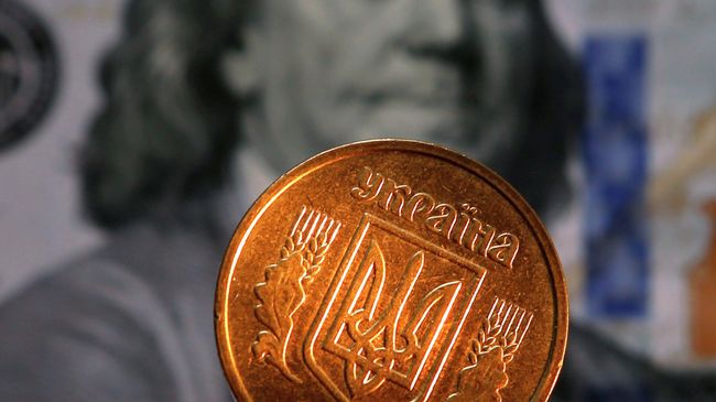 Денежные купюры и монеты США и Украины. Архивное фото