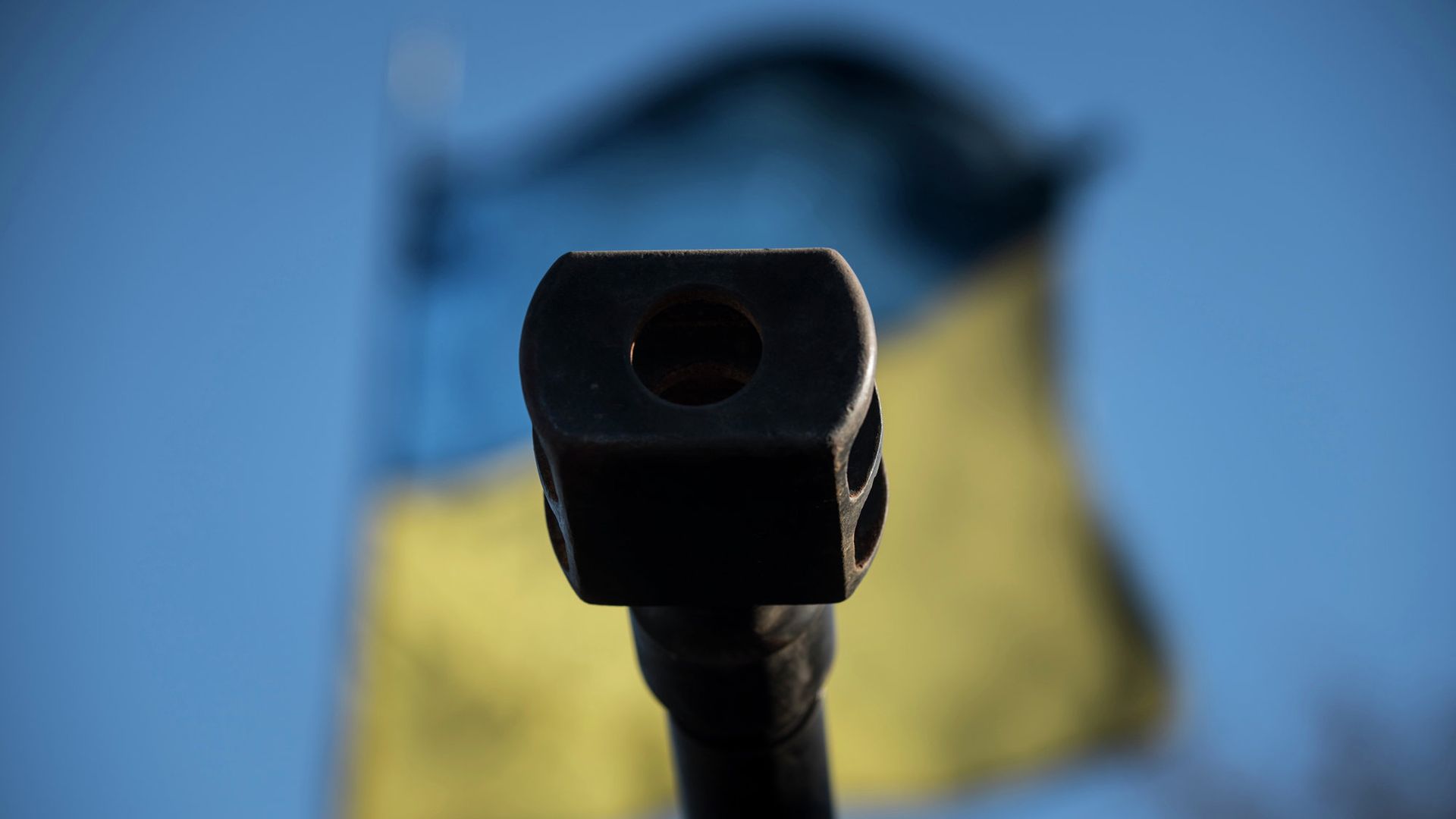 Оружейный ствол на фоне флага Украины Оружейный ствол на фоне флага Украины - РИА Новости, 1920, 04.05.2025