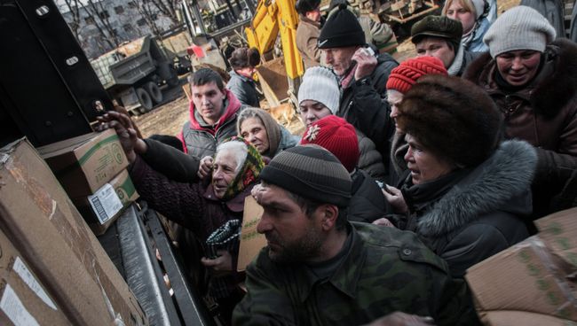 Жители Дебальцево получают гуманитарную помощь от ополченцев Донецкой народной республики (ДНР). Архивное фото Жители Дебальцево получают гуманитарную помощь от ополченцев Донецкой народной республики (ДНР). Архивное фото