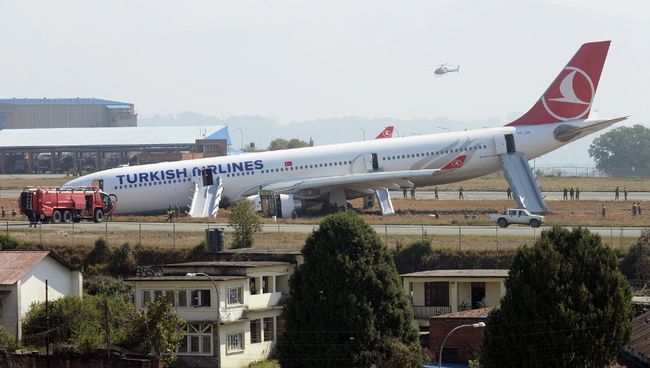 Спасатели на месте аварийной посадки самолета авиакомпании Turkish Airlines в Катманду, Непал Спасатели на месте аварийной посадки самолета авиакомпании Turkish Airlines в Катманду, Непал