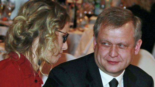 Телеведущая Ксения Собчак и глава департамента культуры в правительстве Москвы Сергей Капков на благотворительном аукционе елок