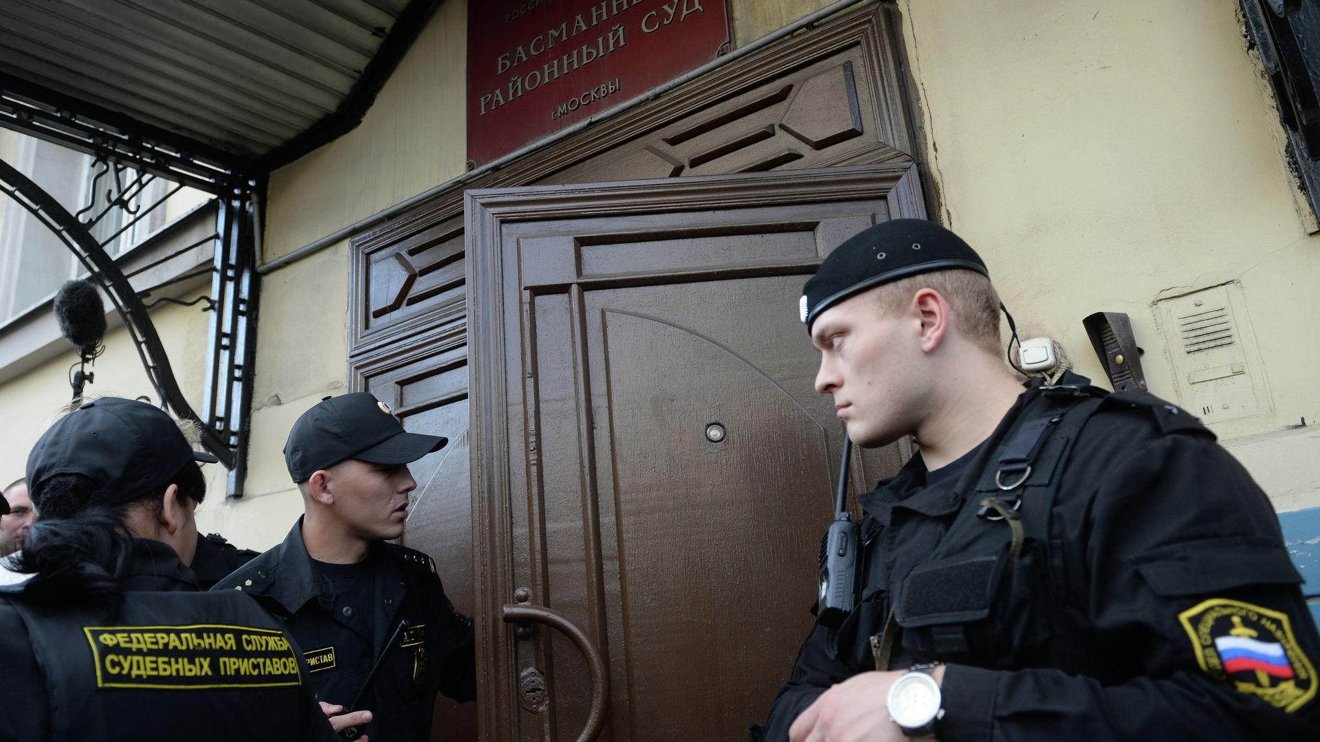 Сотрудники Службы судебных приставов у здания Басманного суда Москвы. Архивное фото - РИА Новости, 1920, 04.05.2026