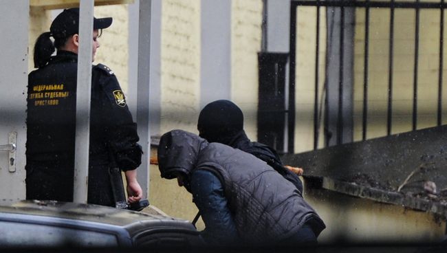 Подозреваемые в убийстве Бориса Немцова у Басманного суда