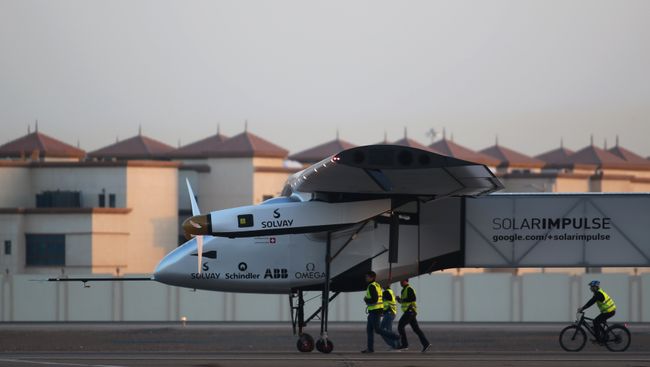 Самолет на солнечных батарейках Solar Impulse 2 в аэропорту Абу-Даби Самолет на солнечных батарейках Solar Impulse 2 в аэропорту Абу-Даби