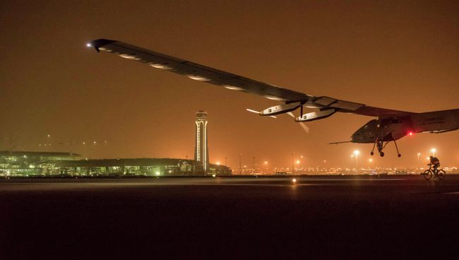 Самолет Solar Impulse 2 приземляется в столице Омана Мускате Самолет Solar Impulse 2 приземляется в столице Омана Мускате