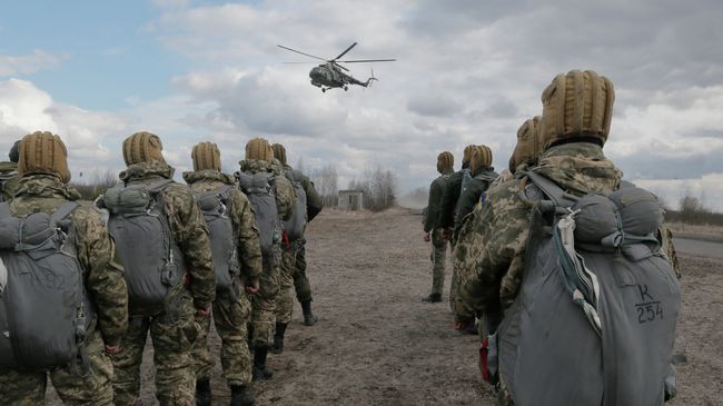 Украинские военные во время учений на полигоне возле Житомира, Украина Украинские военные во время учений на полигоне возле Житомира, Украина