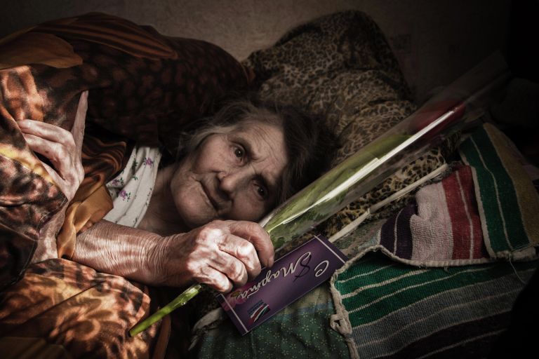 Жительница Дебальцево, получившая поздравления в Международный женский день 8 марта от мэра города Александра Афендикова, в центральной городской больнице города Дебальцево