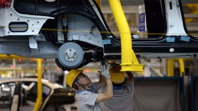 Рабочий на производстве FAW-Volkswagen в Китае. Архивное фото