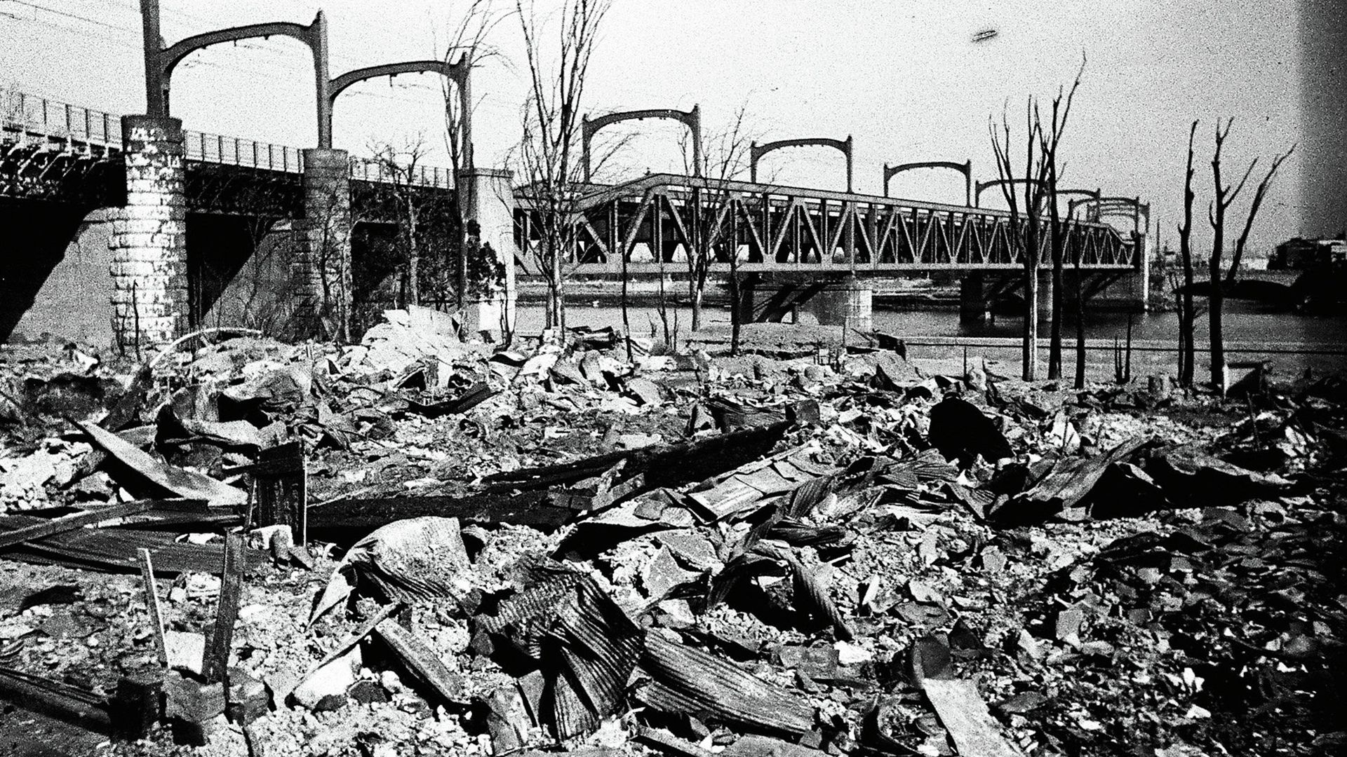 Последствия бомбардировок Токио в 1945 году Последствия бомбардировок Токио в 1945 году - РИА Новости, 1920, 10.03.2025