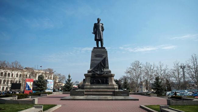 Памятник адмиралу Павлу Нахимову на площади Нахимова в городе Севастополь. Архивное фото Памятник адмиралу Павлу Нахимову на площади Нахимова в городе Севастополь. Архивное фото