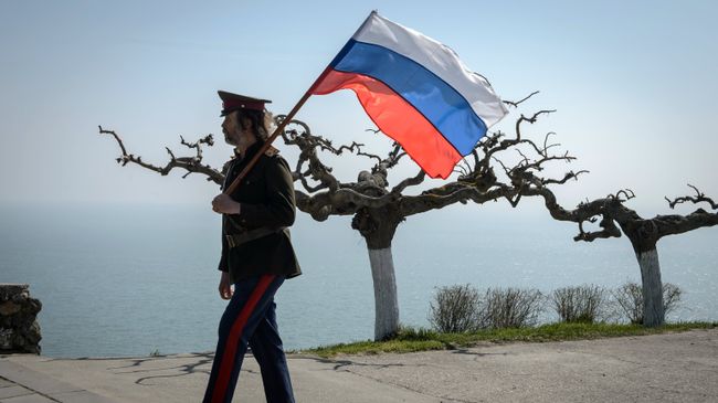 Водружение флага на гору Митридат в Керчи. Архивное фото Водружение флага на гору Митридат в Керчи. Архивное фото