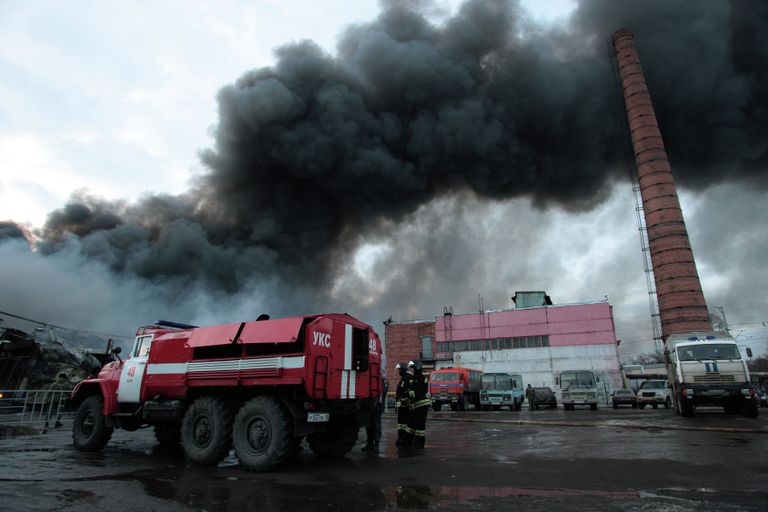 Пожарно-спасательные подразделения МЧС России ликвидируют последствия пожара в Кировском районе Казани Пожарно-спасательные подразделения МЧС России ликвидируют последствия пожара в Кировском районе Казани