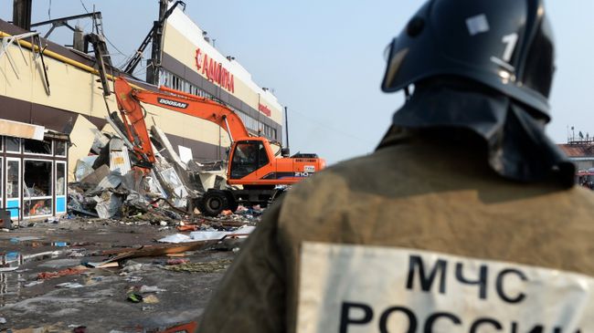 Разбор завалов на месте пожара в казанском торговом центре Адмирал. Архивное фото