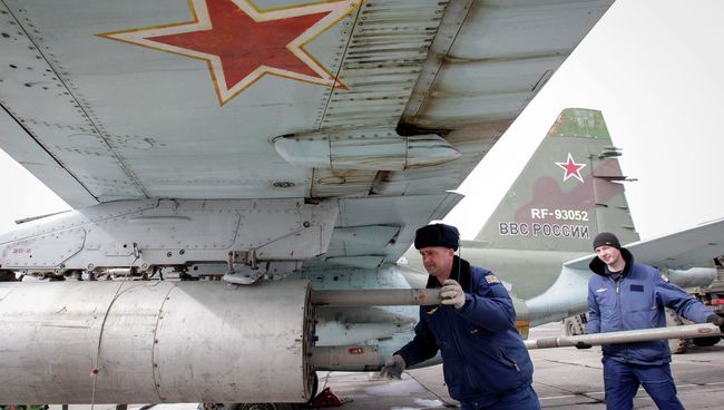 Подготовка реактивного истребителя Су-25 ВВС России во время учений в Ставропольском крае. 12 марта 2015 Подготовка реактивного истребителя Су-25 ВВС России во время учений в Ставропольском крае. 12 марта 2015