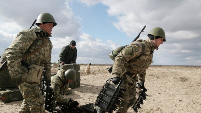 Украинские военные во время учений на полигоне возле Житомира, Украина. Архивное фото Украинские военные во время учений на полигоне возле Житомира, Украина. Архивное фото