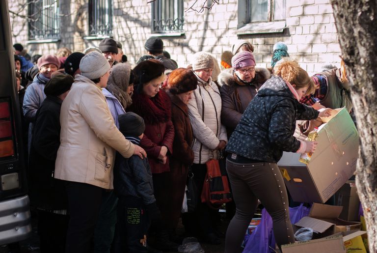 Раздача продуктов питания в Дебальцево Раздача продуктов питания в Дебальцево