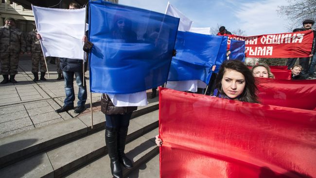 Участники торжественного митинга по случаю празднования годовщины Крымской весны в Симферополе Участники торжественного митинга по случаю празднования годовщины Крымской весны в Симферополе