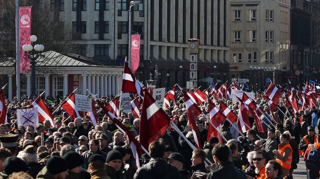 Шествие участников легиона Ваффен СС в Риге. Архив