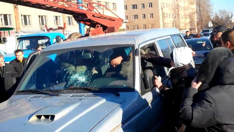 Жители Константиновки набросились на военных после гибели девочки в ДТП Жители Константиновки набросились на военных после гибели девочки в ДТП