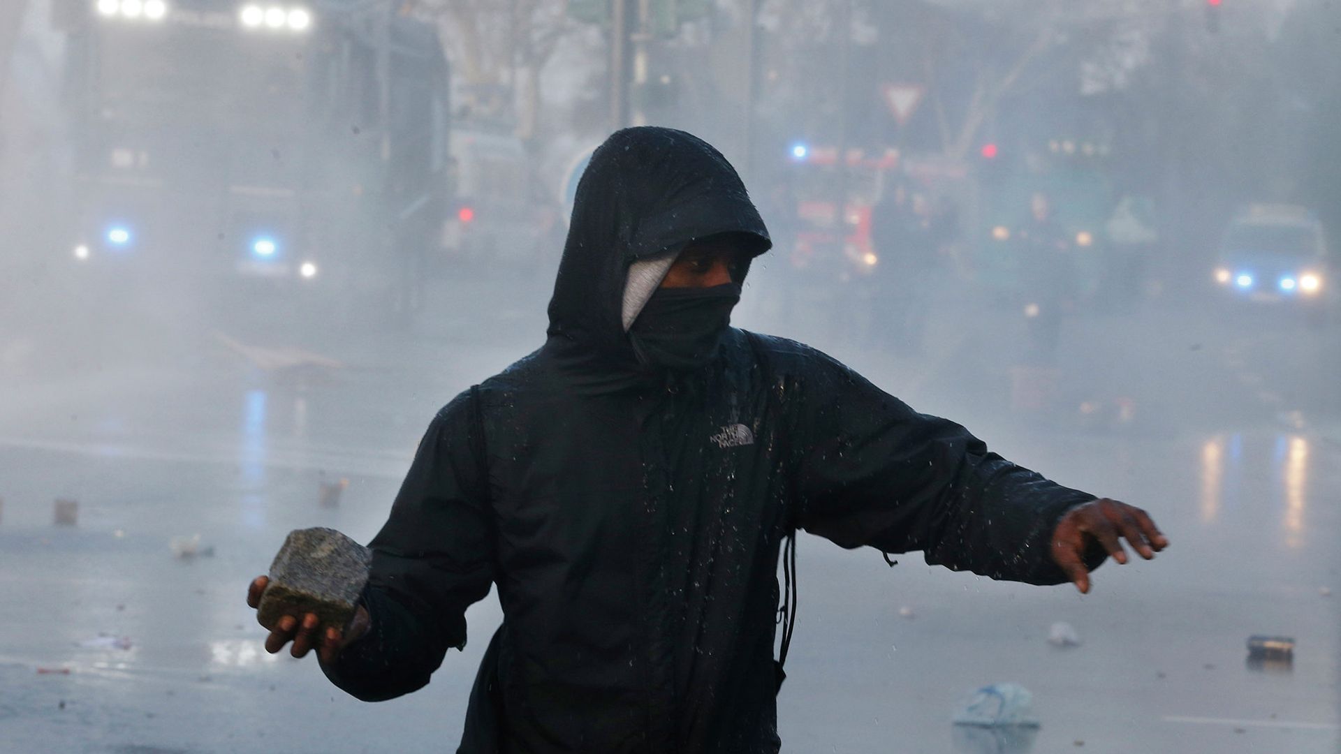 Один из участников антикапиталистического движения Blockupy во время беспорядков Один из участников антикапиталистического движения Blockupy во время беспорядков - РИА Новости, 1920, 28.04.2026