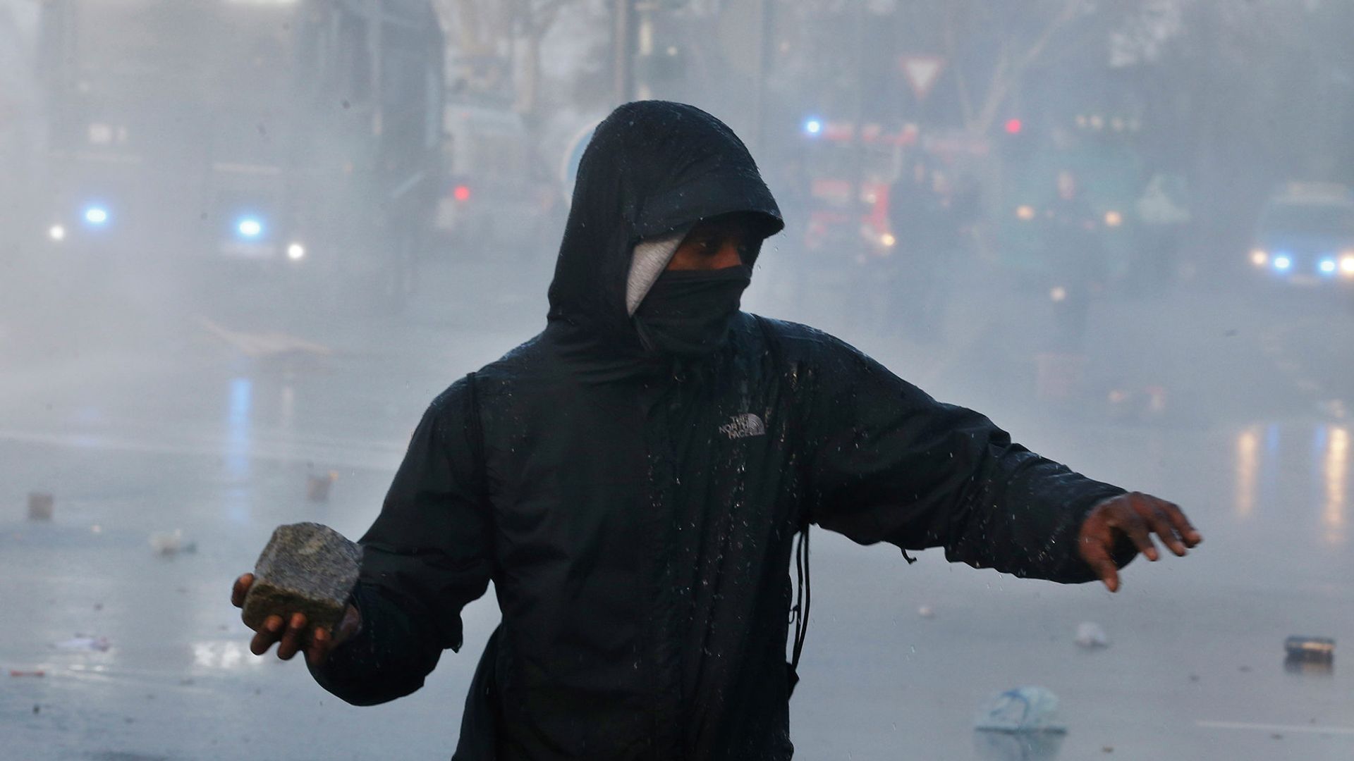Один из участников антикапиталистического движения Blockupy во время беспорядков Один из участников антикапиталистического движения Blockupy во время беспорядков - РИА Новости, 1920, 28.04.2026