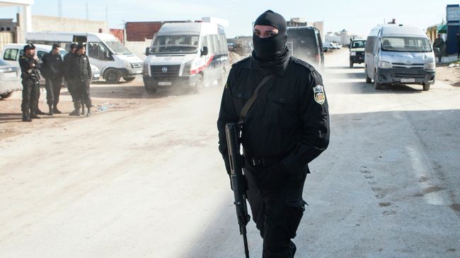 Сотрудник антитеррористической полиции Туниса. Архивное фото Сотрудник антитеррористической полиции Туниса. Архивное фото