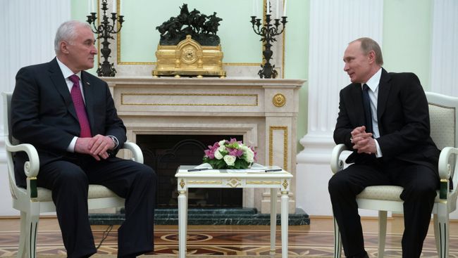 Президент России Владимир Путин (справа) и президент Республики Южная Осетия Леонид Тибилов во время встречи в Кремле. Архивное фото Президент России Владимир Путин (справа) и президент Республики Южная Осетия Леонид Тибилов во время встречи в Кремле. Архивное фото